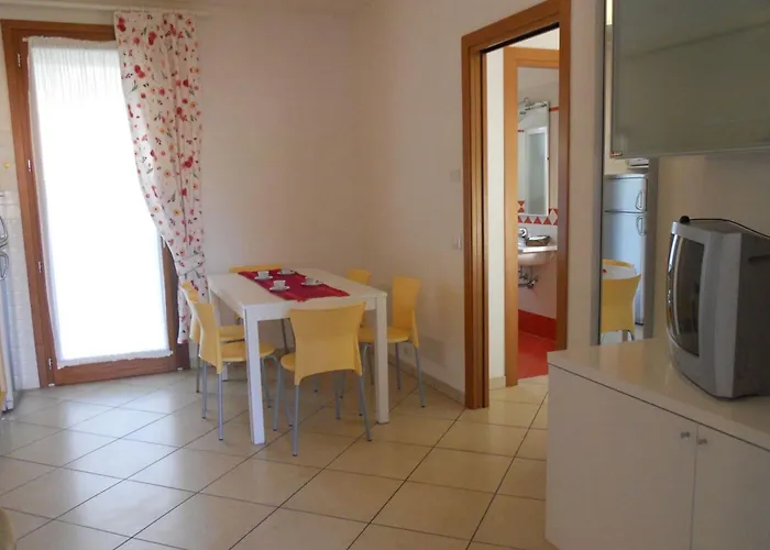 Family With Garden, Pool And Fireplace Appartamento *